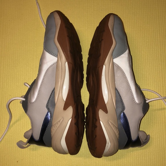 ⭐️ Puma Sneakers ⭐️ - Picture 4 of 6